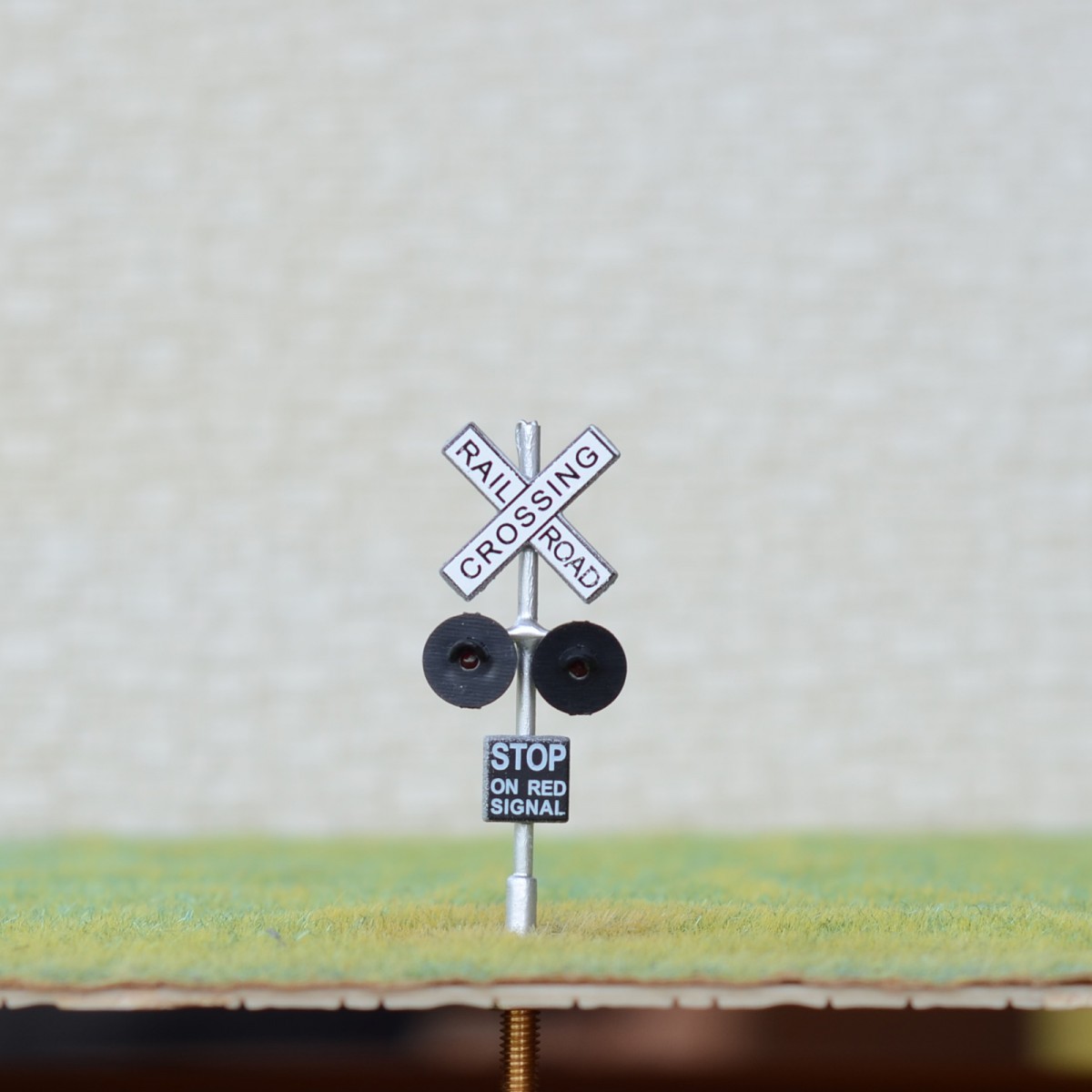 thumbnail image 2 of HO Scale Railroad Crossing Signal – LED, 4 Target Faces, Silver #2GR4 – Brass/Gray 2 of 5